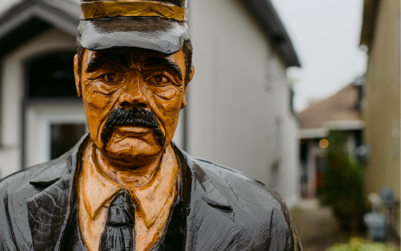 Tree sculpture of man with hat